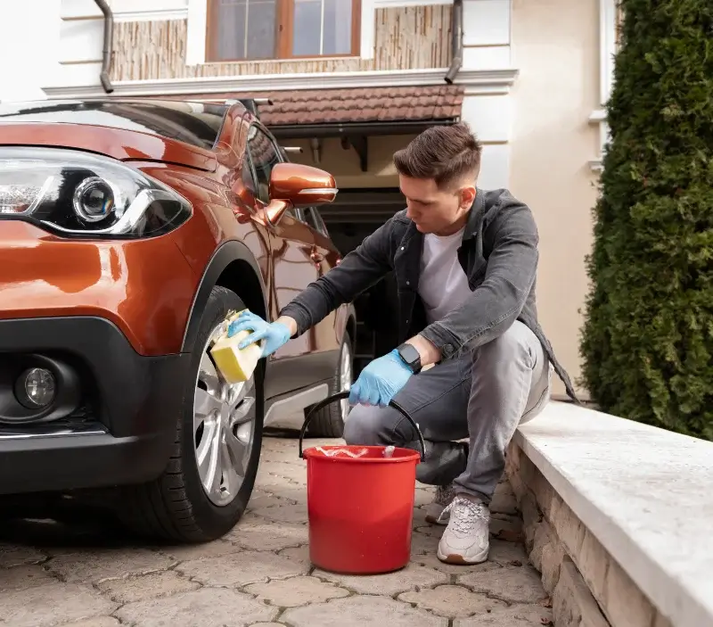 Lavage auto à domicile Saint-Thiébault : professionnel intervenant sur un véhicule
